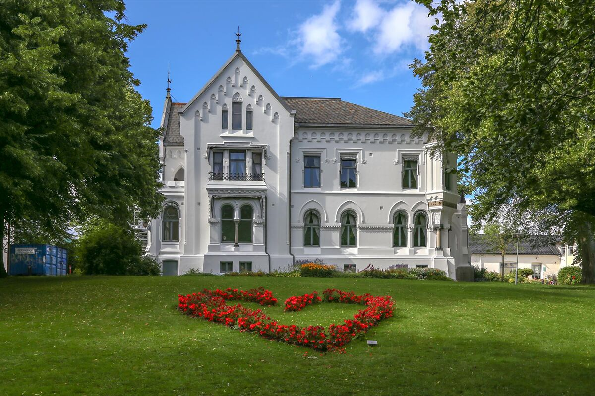 Lykkeberg i Fredrikstad, vit herrgård i vinterljus
